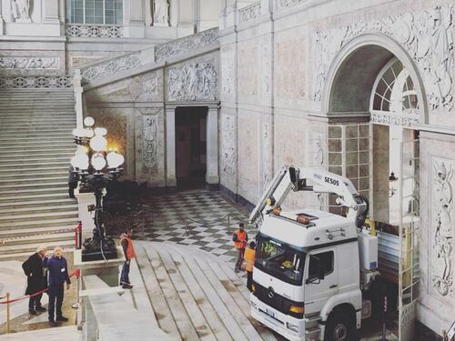 Polemica per il camion sui marmi di Palazzo Reale
