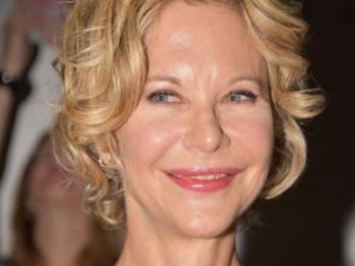 Meg Ryan si fa rivedere in pubblico dopo mesi: il volto stravolto dai ritocchini