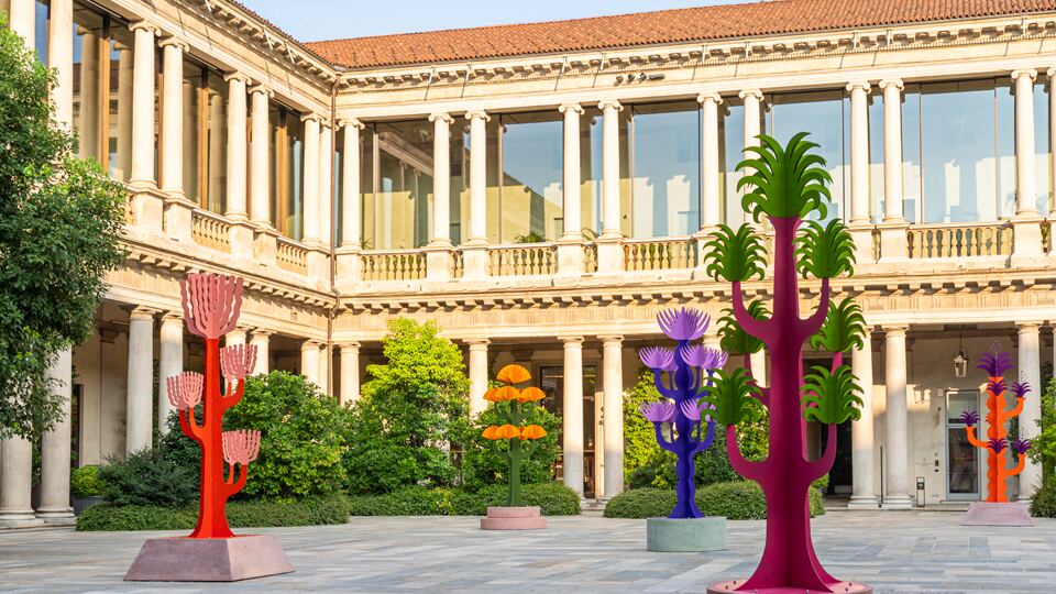 Nel chiostro del "Portrait" otto totem dell'Arcipelago Botanico