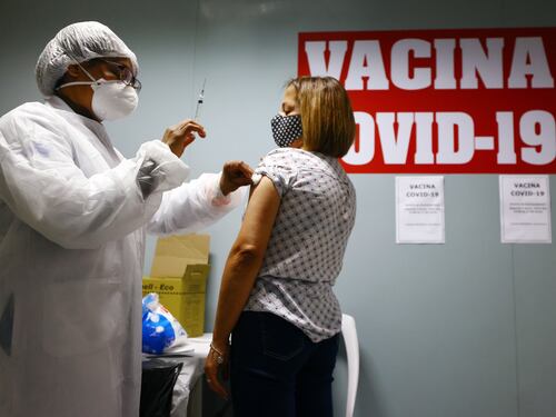 Una dose al 40%. Vaccini ai giovani: tolti i limiti d'età. I piani regionali