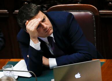 Renzi con il computer sui banchi del governo 1