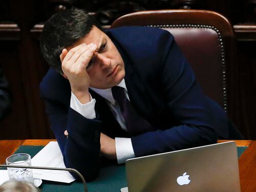 Renzi con il computer sui banchi del governo