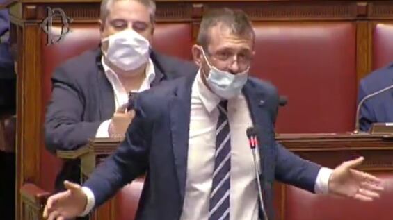 "I suoi neuroni concepiscono solo chiusure", il deputato FdI irride Speranza