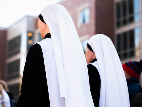 Da Verona parte la rivoluzione delle diocesi. Meno preti? Laici e donne "guide pastorali"
