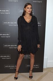 Irina Shayk hot per gli auguri di Natale 14