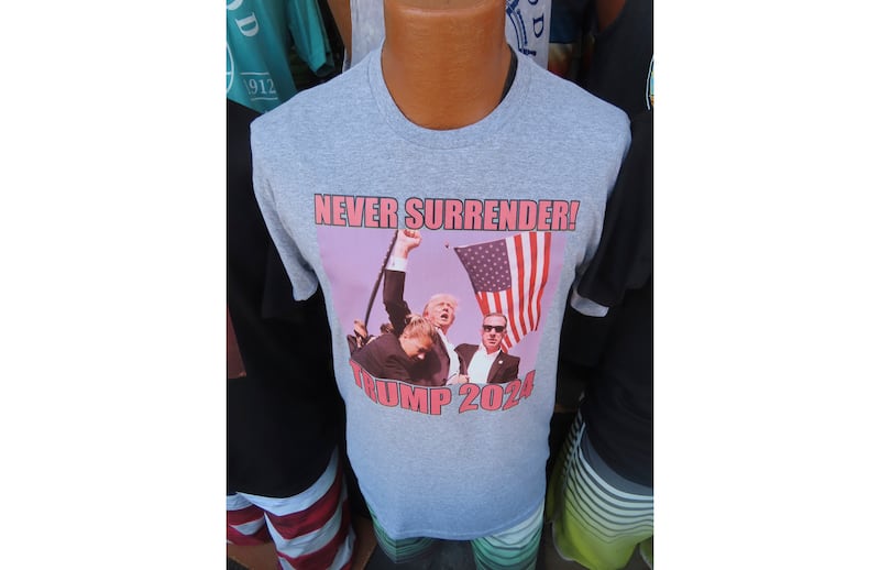 Trump accolto come un re alla convention di Milwaukee. E spuntano le t-shirt "a prova di proiettile" 1