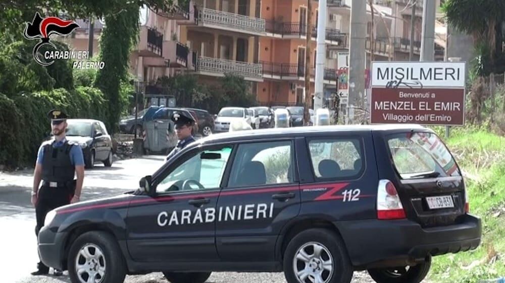 Minacciavano un invalido civile e gli estorcevano la pensione, arrestati tre aguzzini