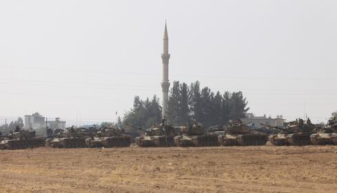 I carri armati turchi penetrano in Siria 8