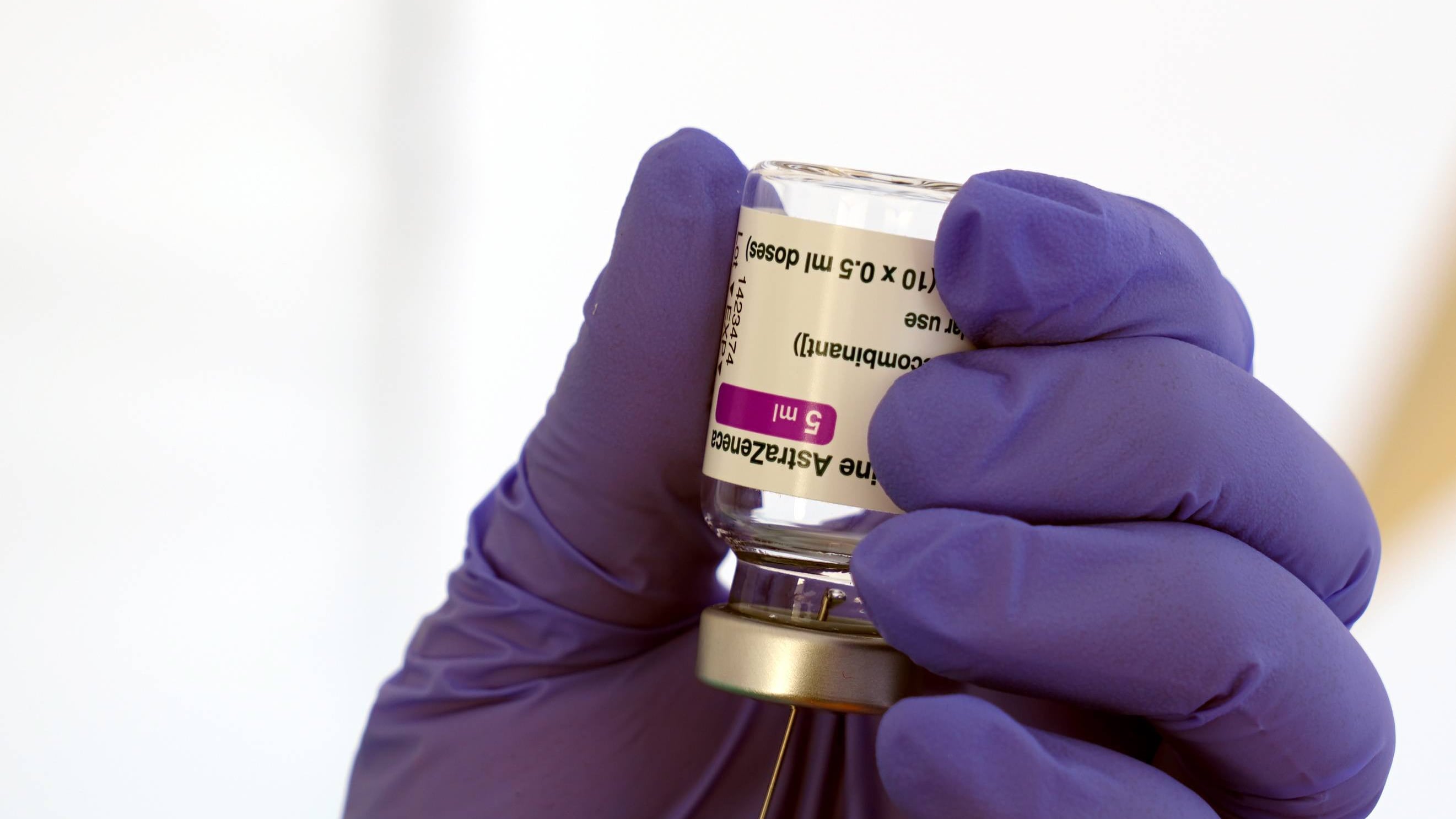 I virologi ora attaccano l'Aifa "Astrazeneca? Così è autogol"