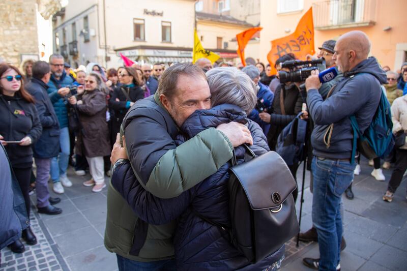 La folla all'esterno della chiesa in cui fu rinvenuto il corpo di Elisa Claps 9