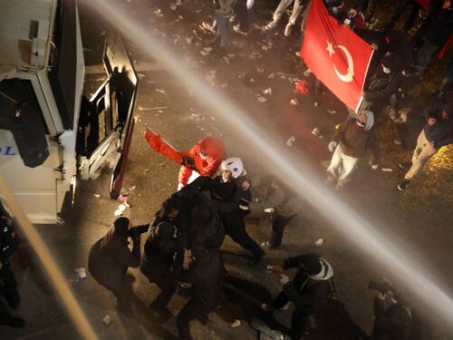 Erdogan nel mirino, 300mila in piazza. Imamoglu si difende: "Accuse immorali"