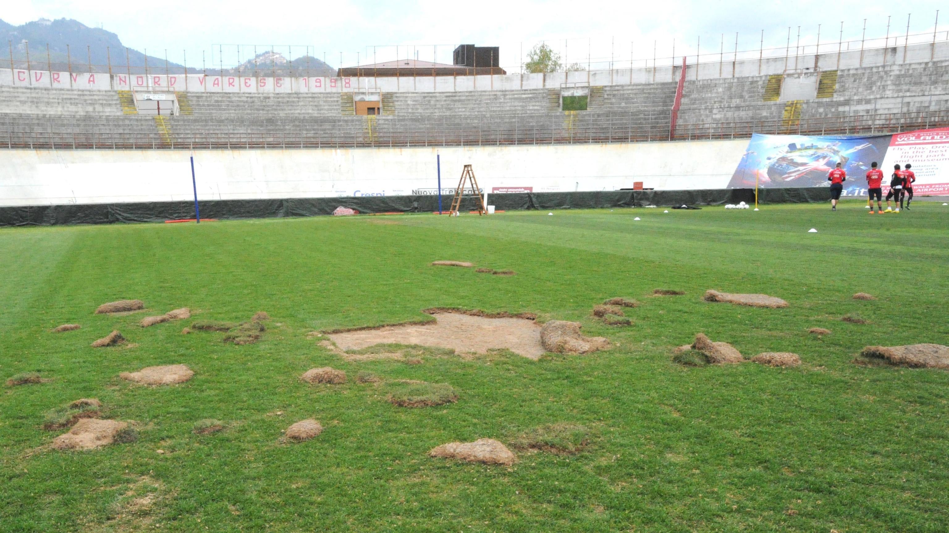 Varese, tifosi devastano lo stadio. Rinviata partita con l'Avellino
