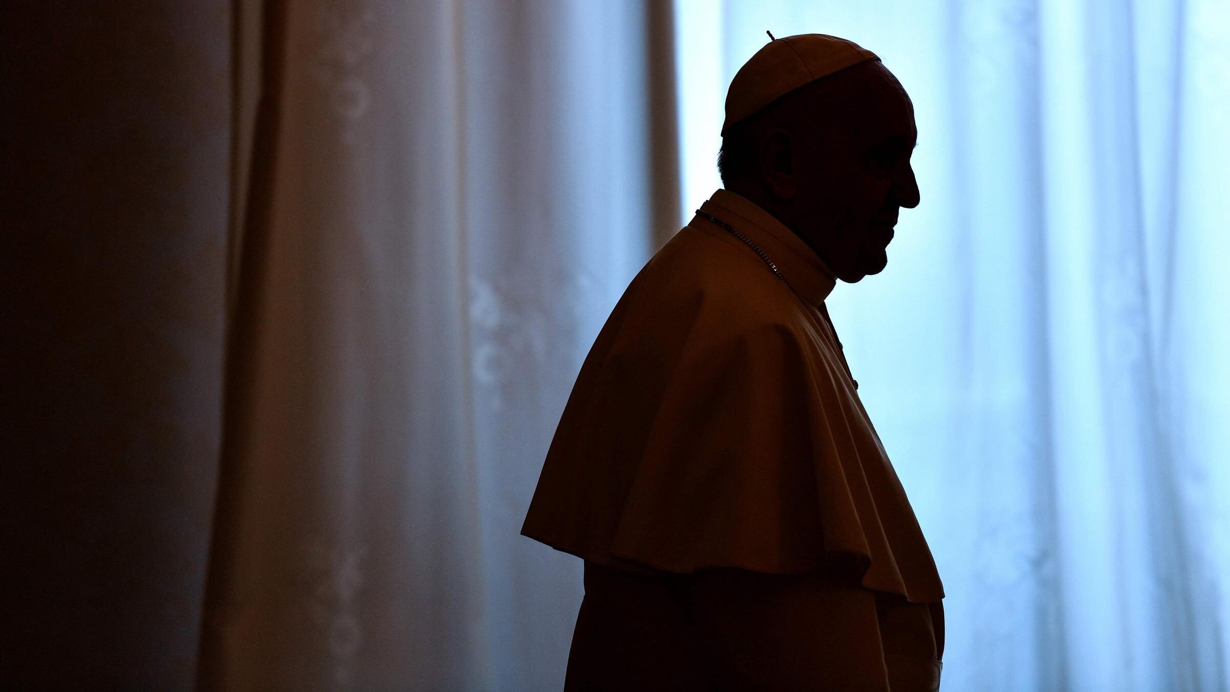 Il Papa a colloquio con il gesuita pro Lgbt: è polemica