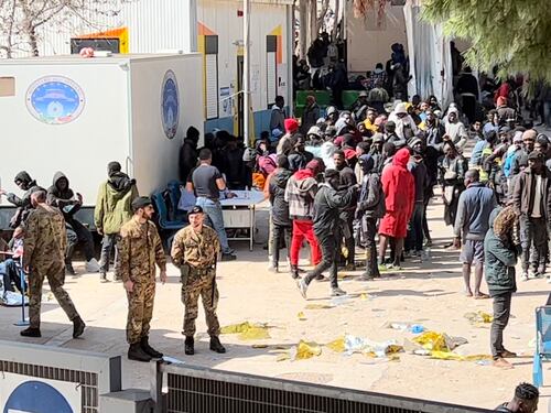"Quasi 700 mila migranti pronti a partire". L'allarme degli 007 italiani