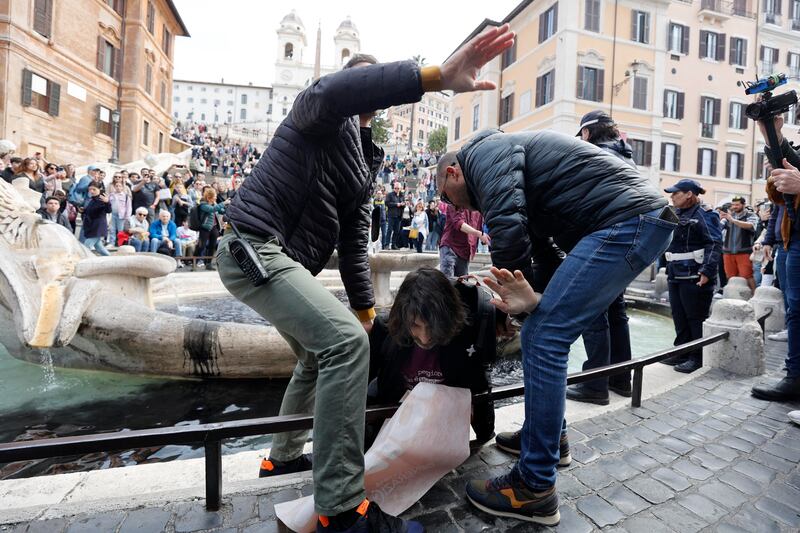 "Protesta inutile". Persino i verdi tedeschi ripudiano gli eco-vandali