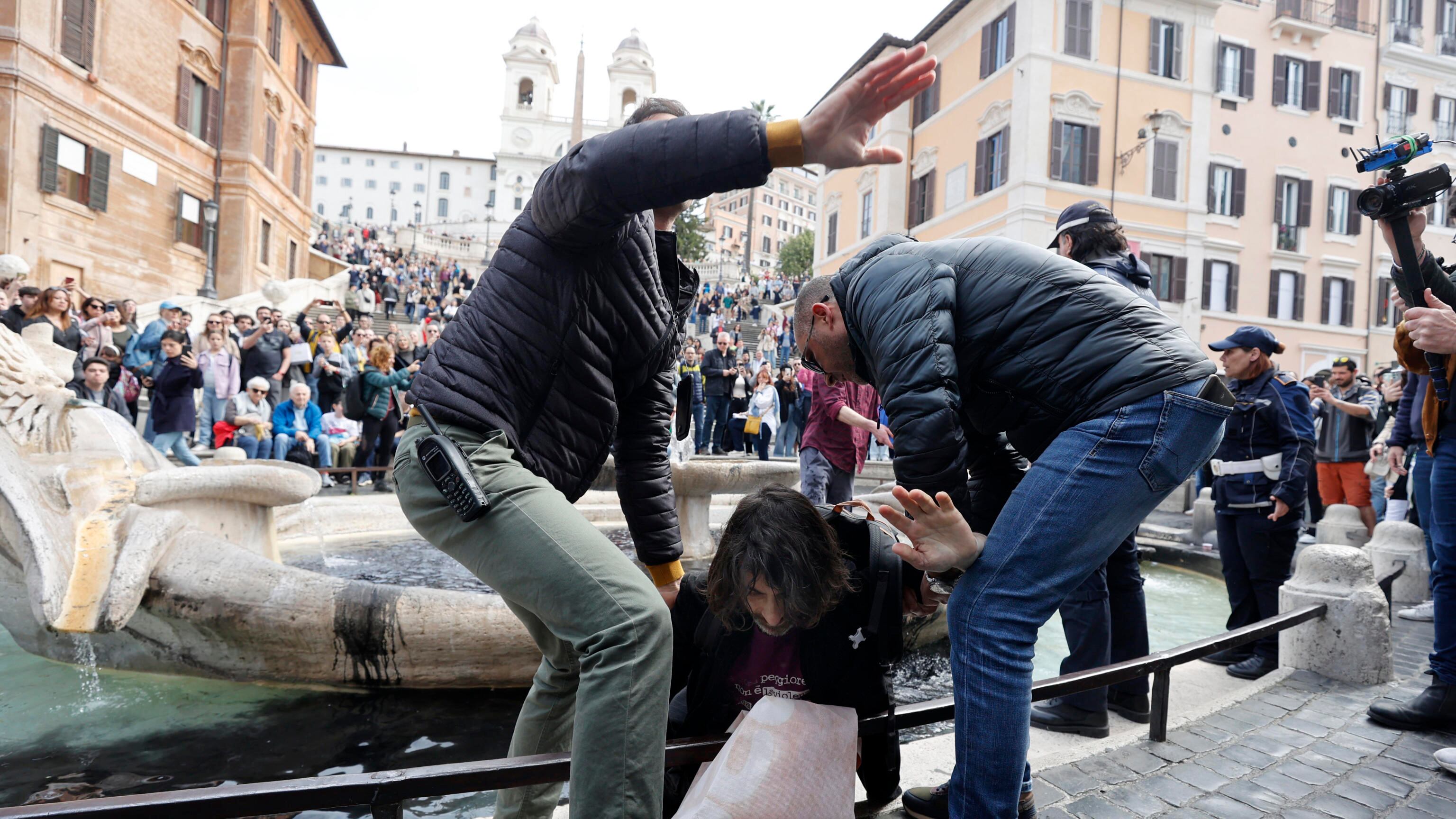 "Protesta inutile". Persino i verdi tedeschi ripudiano gli eco-vandali