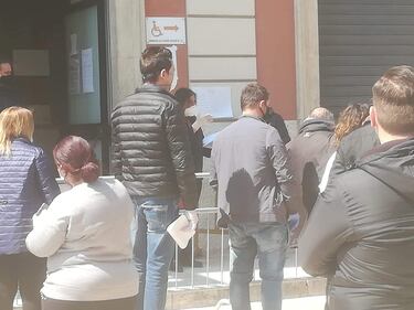 Nel Barese, la fila per ritirare i buoni spesa 3