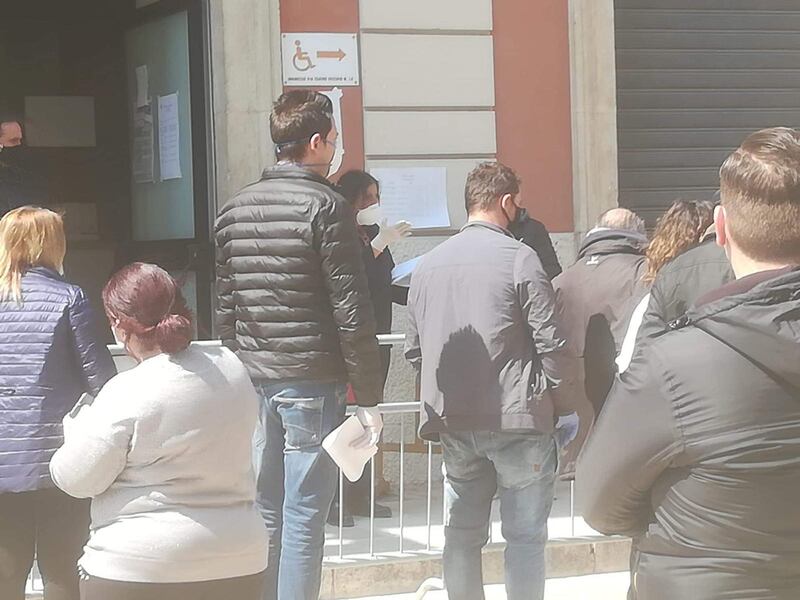Nel Barese, la fila per ritirare i buoni spesa 3