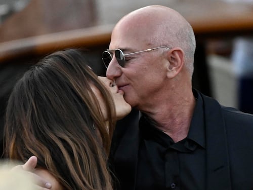 Il corteo No Bezos non ferma la festa. Sposi all'Harry's bar (senza maxi anello)