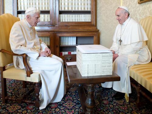 Il mistero della scatola che Ratzinger consegnò a papa Francesco