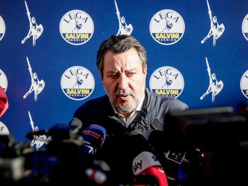 “Chi rompe paga”. Dopo la guerriglia, Salvini rilancia il claim già proposto dal Carroccio