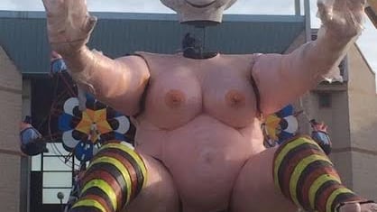 Satira all'italiana A Viareggio spunta la Merkel nuda