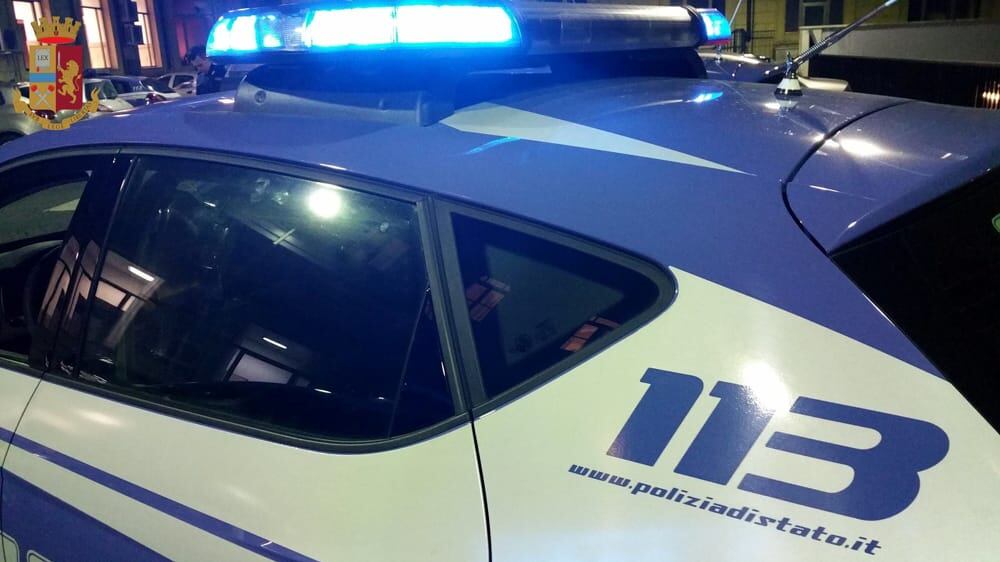 Ammazza la ex davanti alle figlie. Poi sequestra le bambine: catturato