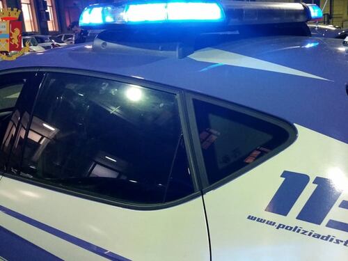 "Aprite fatemi entrare": egiziano prende a calci porta del Commissariato poi danneggia auto
