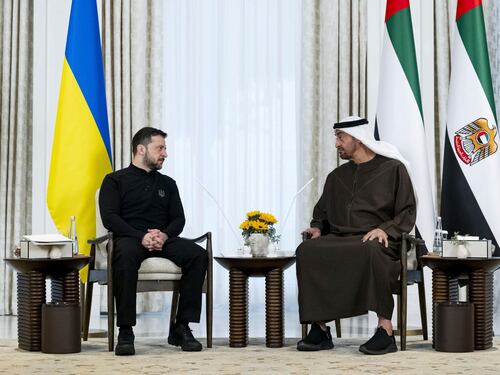 Americani e russi faccia a faccia a Riad. "Poi Trump-Putin". I paletti di Zelensky