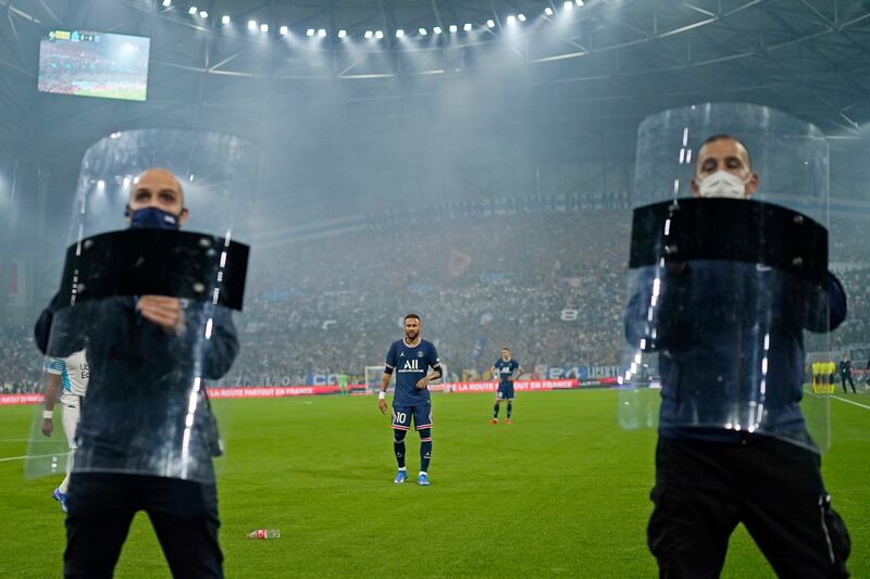 Neymar e scudi polizia