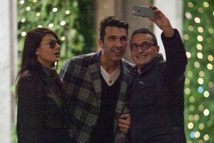 Buffon e la D'Amico fanno shopping in via Montenapoleone 14