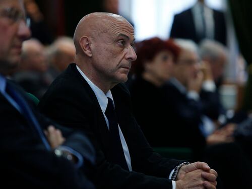 Minniti: "Rischio reale che i foreign fighter si mischino ai migranti"
