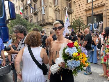 Uomini vestiti da cani, utero in affitto e maternità surrogata. Ecco il Gay Pride di Palermo 24