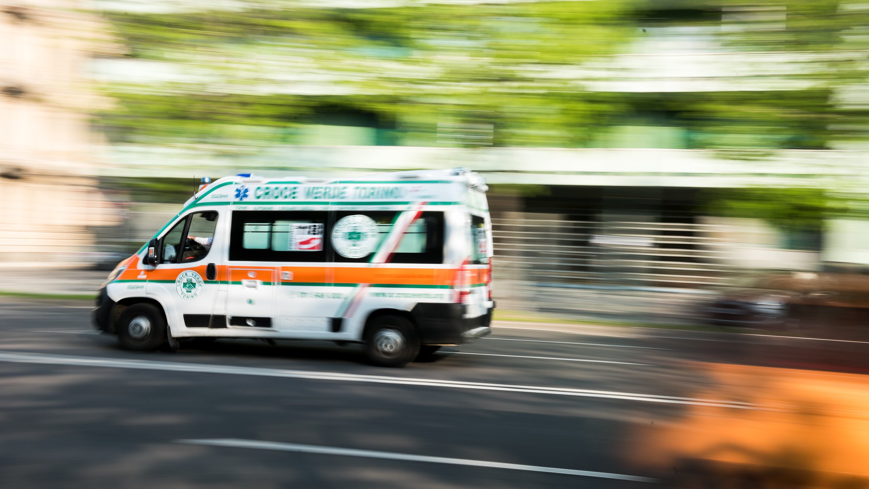 Ambulanza si schianta contro auto. Anche due bambini tra i sette feriti