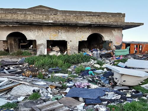 Una discarica di rifiuti e le baracche dei rom nella villa confiscata alla camorra