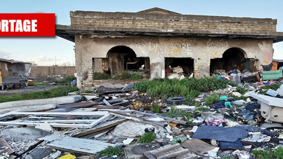 Una discarica di rifiuti e le baracche dei rom nella villa confiscata alla camorra
