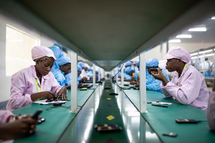 In Uganda apre la prima fabbrica di cellulari 8