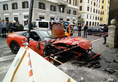 Sbanda e sfascia la Ferrari contro un negozio 1