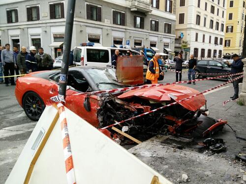 Sbanda e sfascia la Ferrari contro un negozio