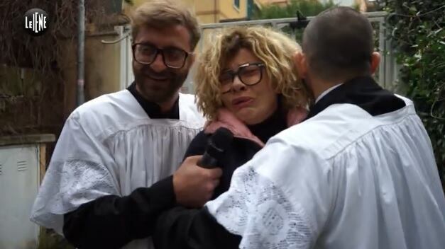 Eva Grimaldi tradita da Imma Battaglia con una suora: lo scherzo de Le Iene