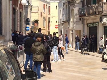Nel Barese, la fila per ritirare i buoni spesa 9