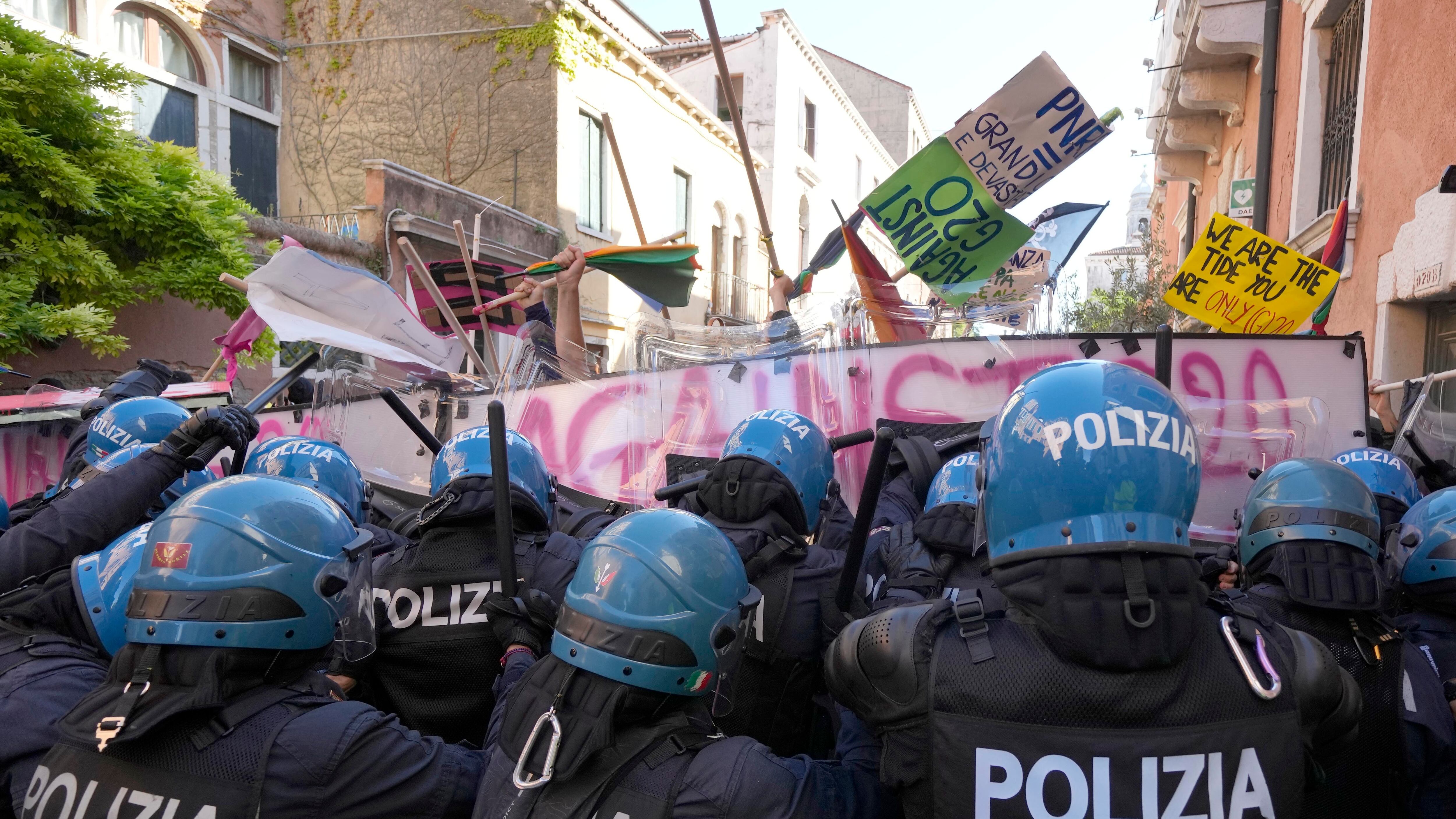 G20, sale la tensione: scontri tra manifestanti e polizia