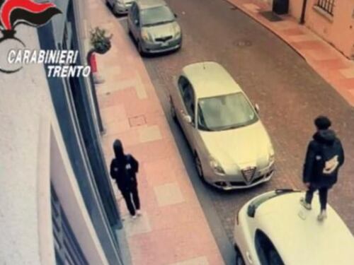 Cammina sopra le auto in sosta e tenta due furti in due giorni: la follia del tunisino