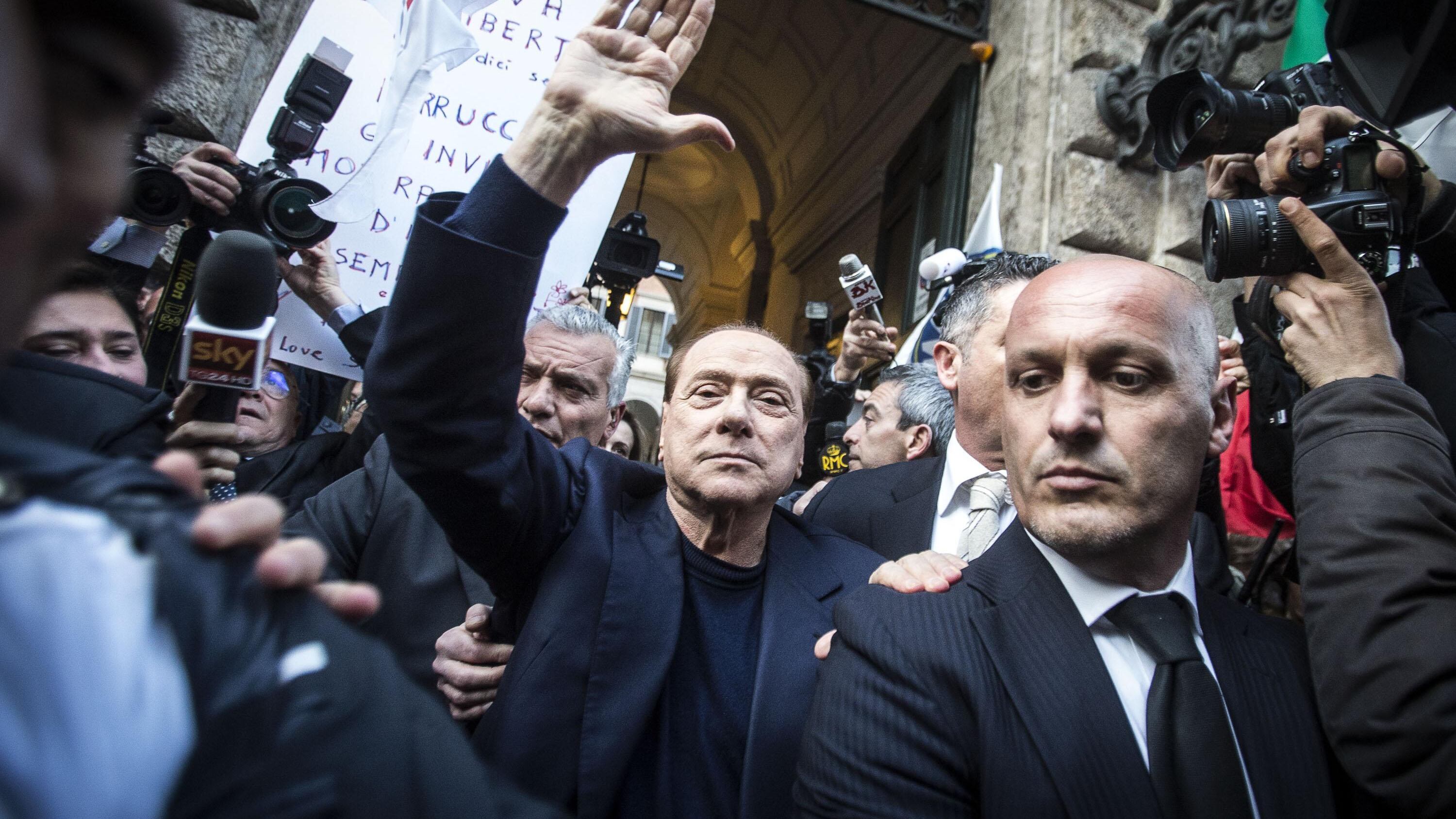 Il linciaggio continua