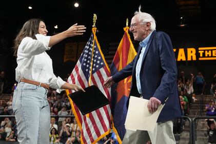  Alexandria Ocasio-Cortez e Bernie Sanders e i rally contro gli oligarchi 15