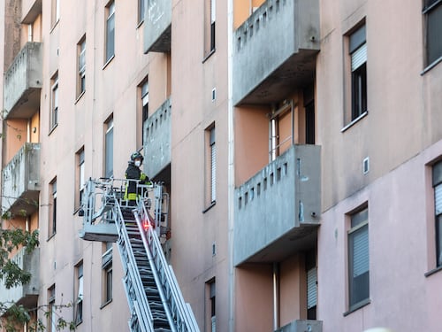 Incendio in casa, muore un’anziana. Vicino in questura