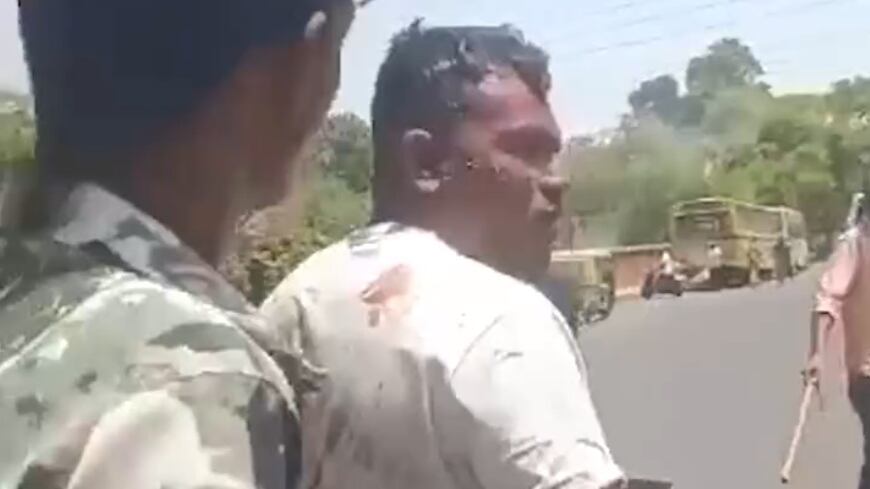 "Il forte rumore, poi...". Chi è e dove si trovava il sopravvissuto allo schianto in India