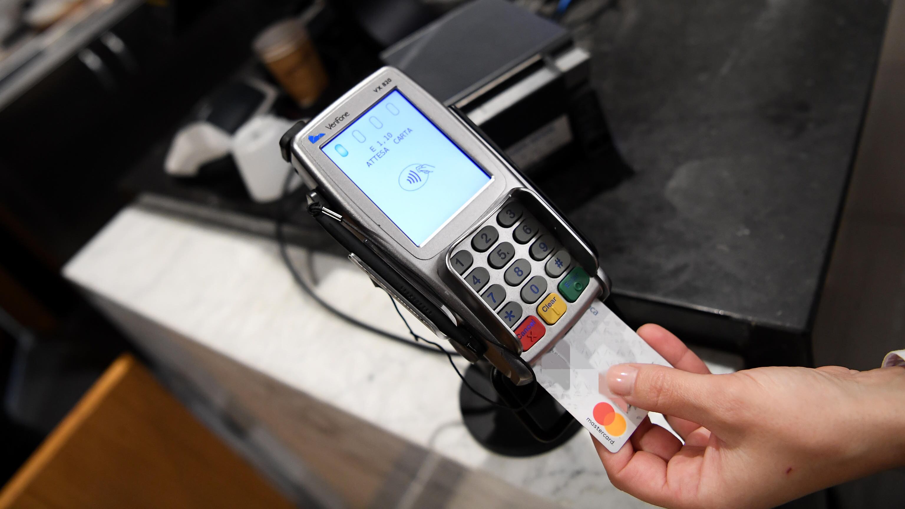 Bancomat, nuove commissioni in base al valore del bene acquistato: cosa cambia da luglio