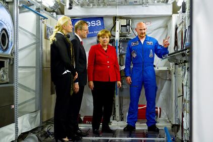 La Merkel con gli astronauti dell'Esa 10