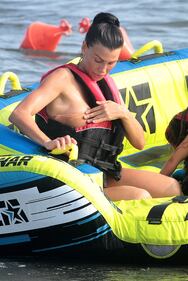 Claudia Galanti e i figli in spiaggia a Marina Di Pietrasanta 10